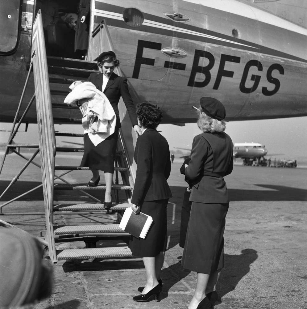 Around 1945, a stewardess is pictured in Le Bourget (Seine-Saint-Denis).