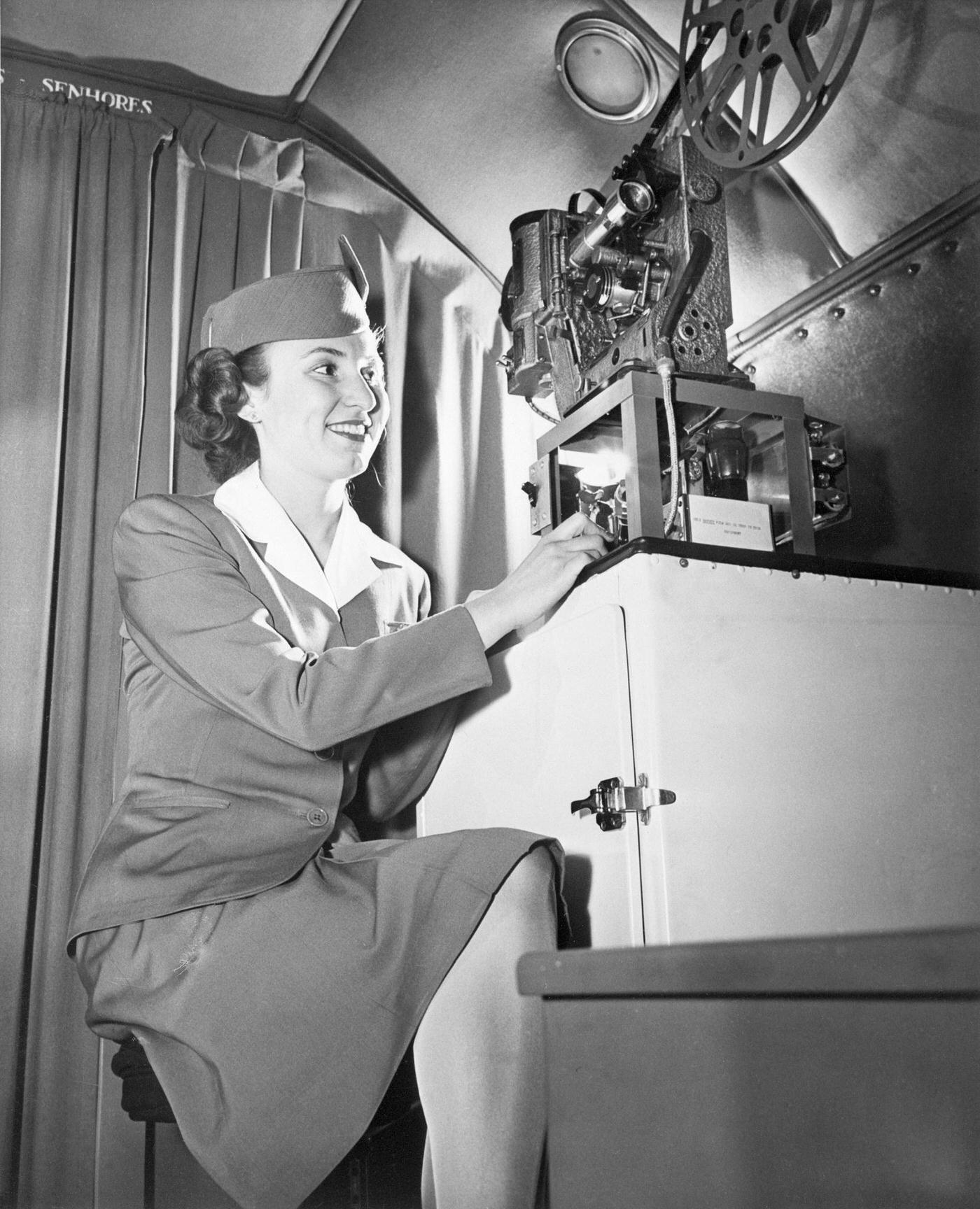 In 1945, flight stewardess Isle Berger of Pan American World Airways is showing the first full-length sound movies to passengers aboard a Transatlantic Clipper.