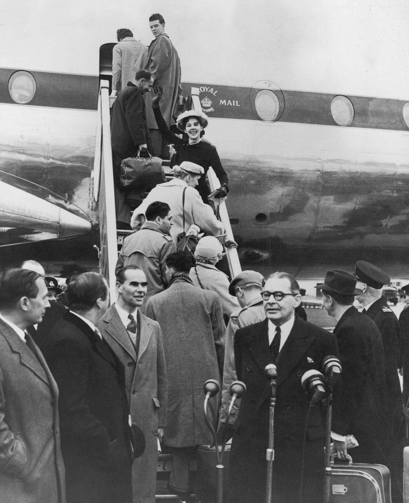 Passengers board BOAC's new Britannia propellerturbine airliner GANBI at London Airport, bound for Johannesburg, on 1st February 1957.