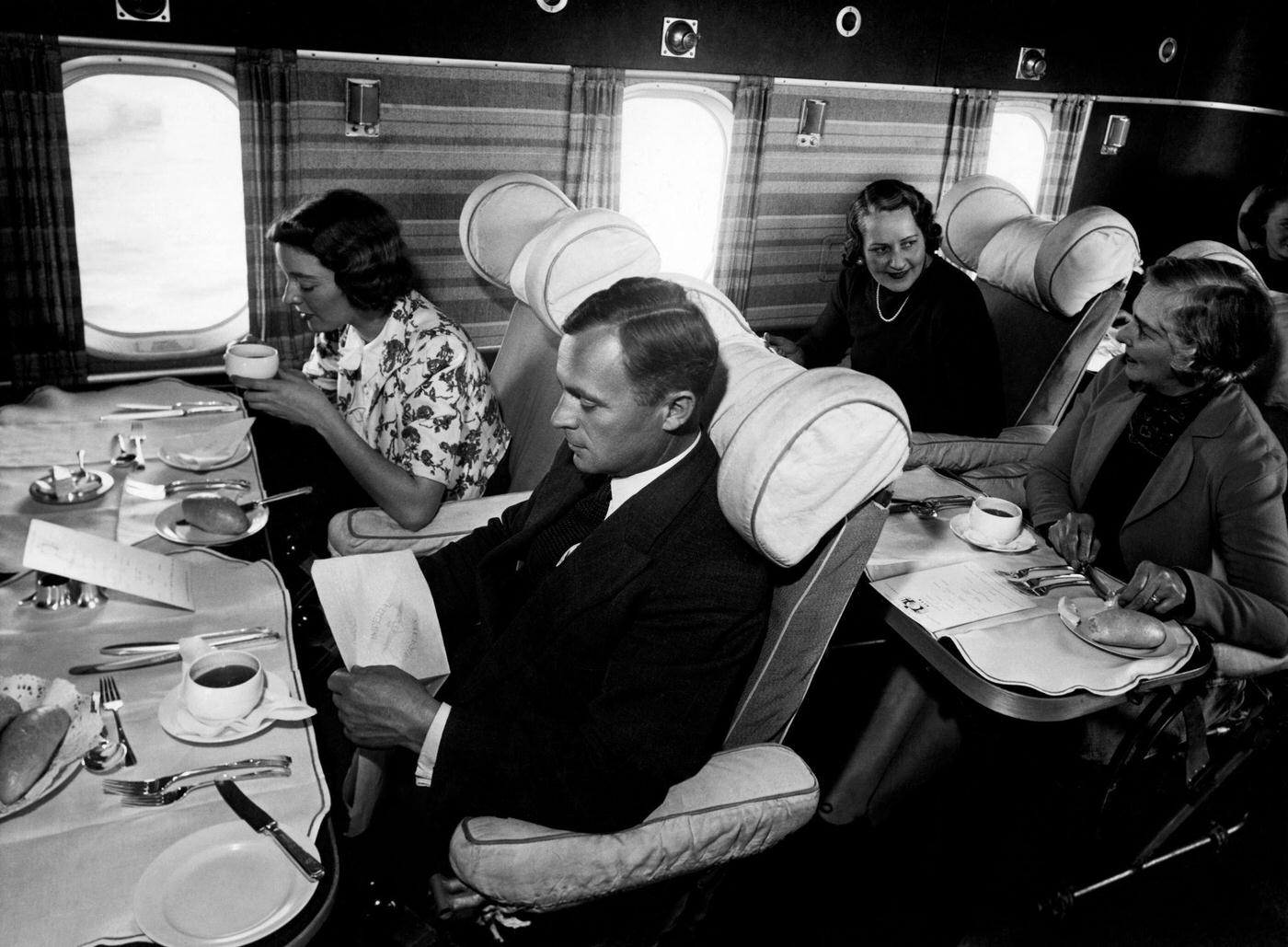 Passengers dining on the Empire in 195.