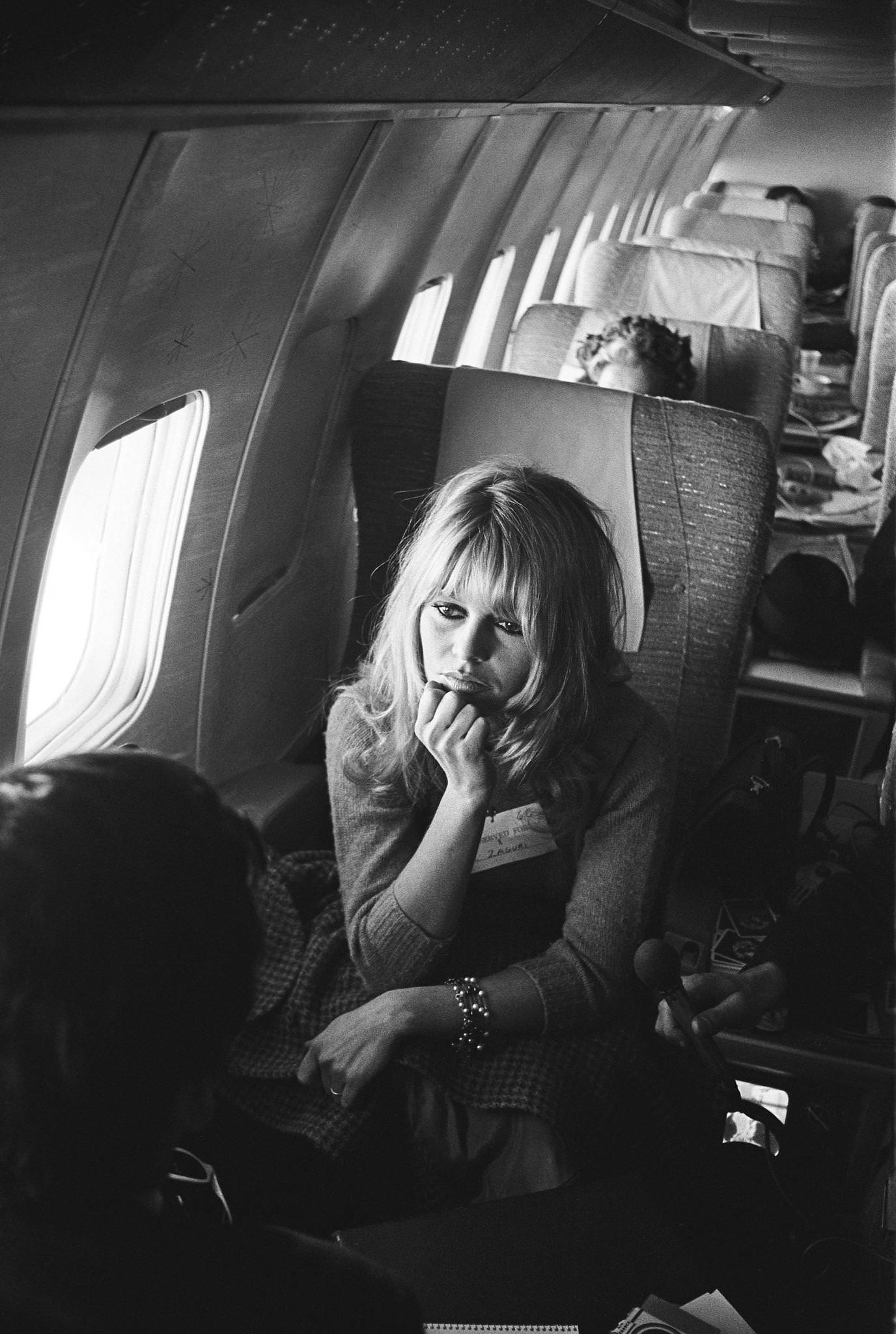 Brigitte Bardot in a Boeing airplane during a flight from New York to Los Angeles in December 1965.