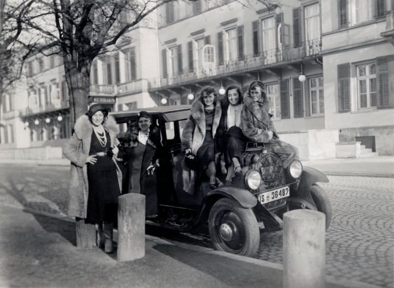 Five ladies with Citroën in cobbled street, 1935