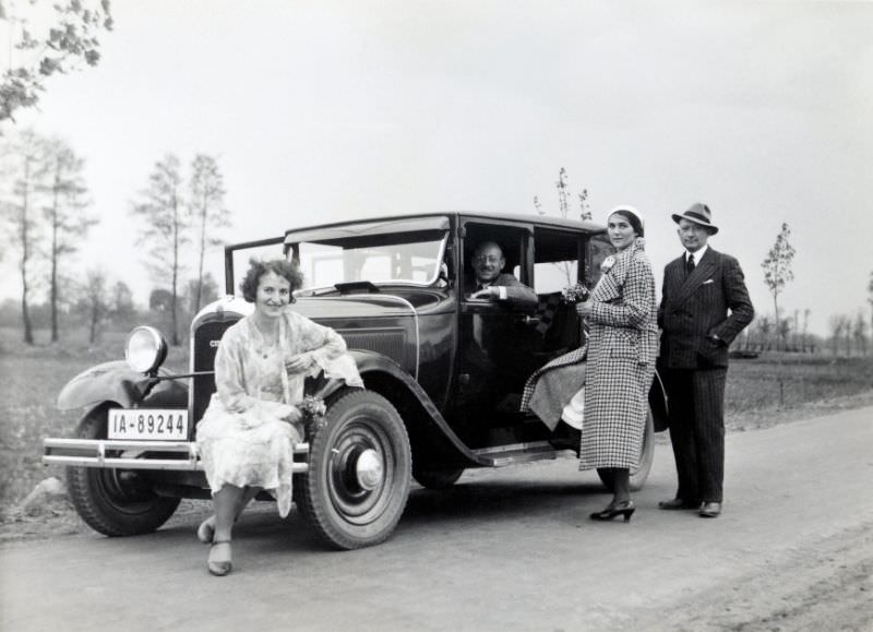 German family with Citroën in countryside, 1935