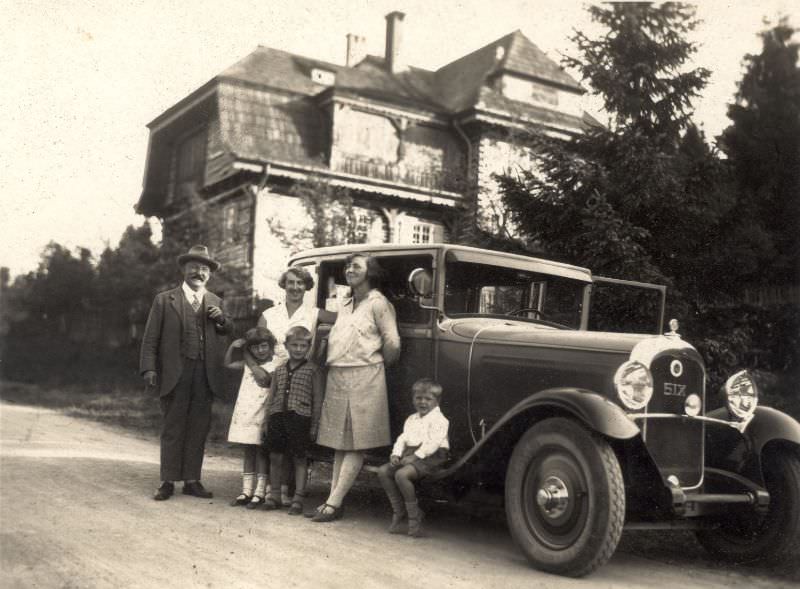 Group with Citroën C6, 1930