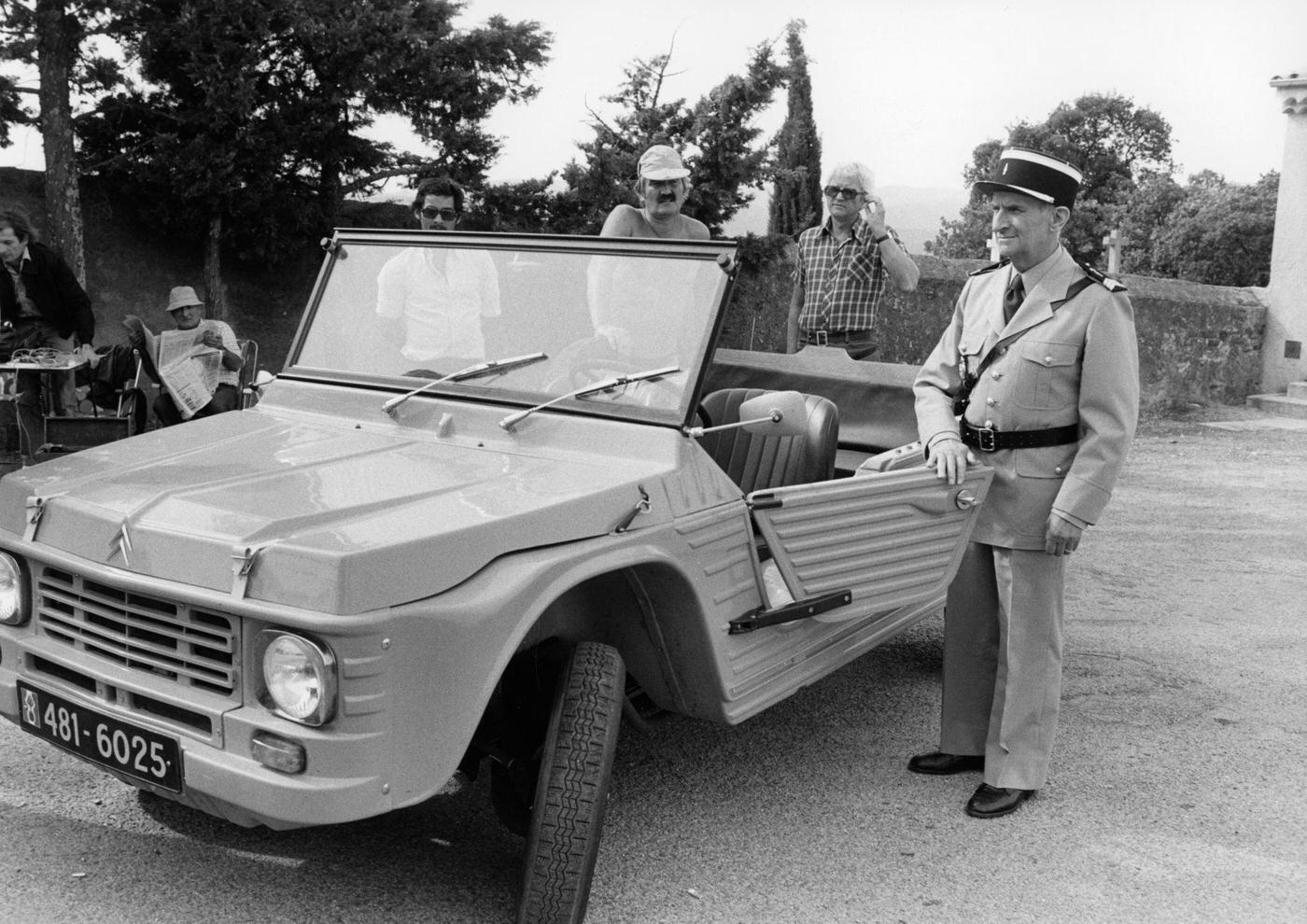 Louis de Funès beside a Citroën Méhari during the filming of "Le Gendarme et les Extra-terrestres" in Saint-Tropez in 1978.