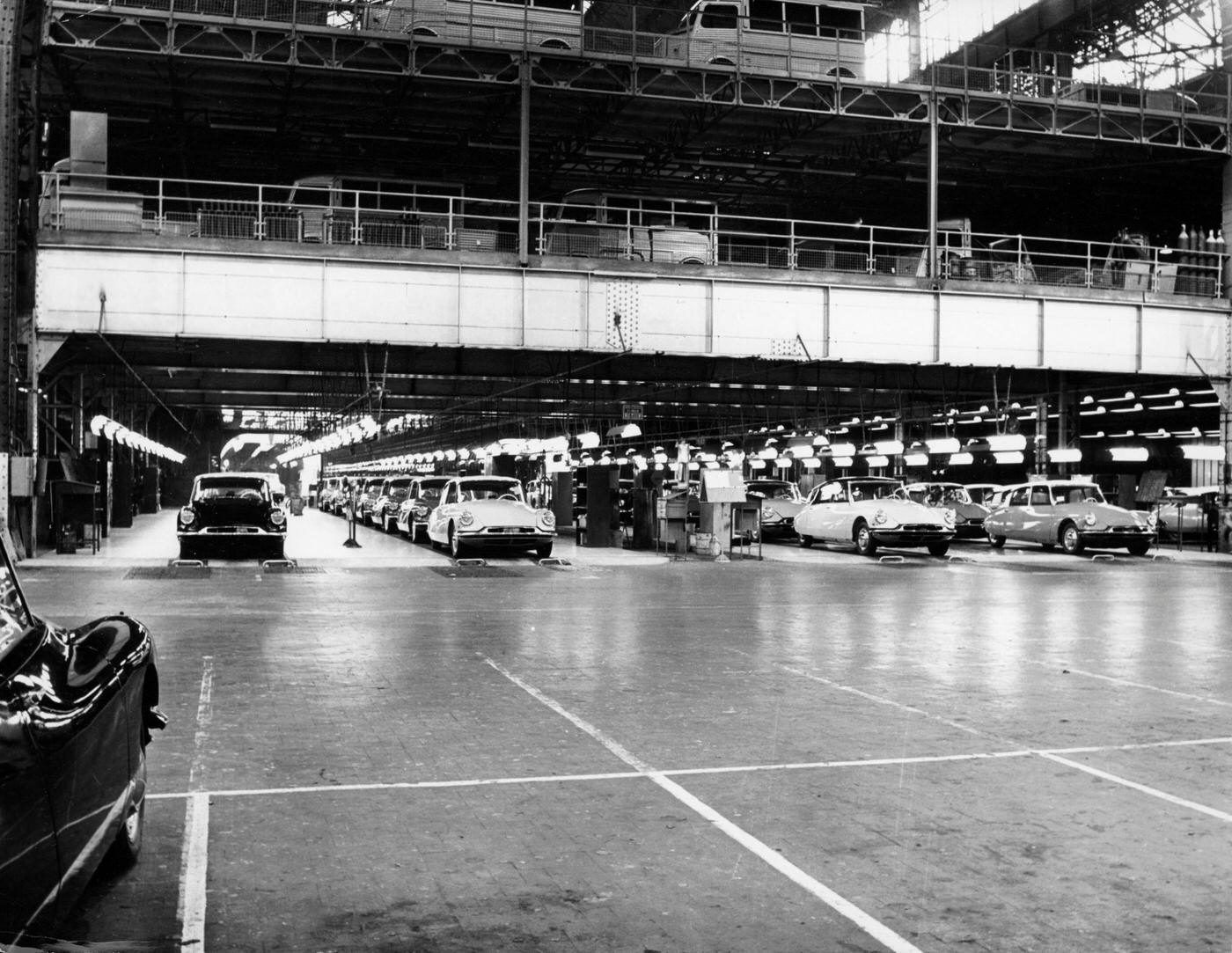 A Citroën production line in 1960 producing Citroën DS 19s and Citroën ID 19s.