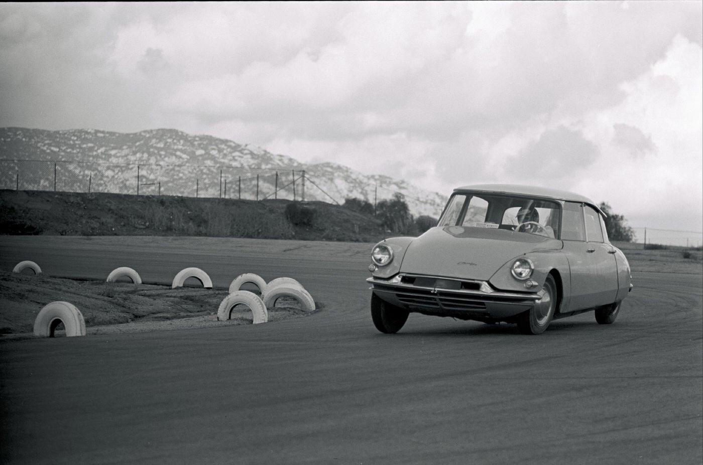 A road test of the 1959 Citroën DS-19, known for its handling and driving characteristics