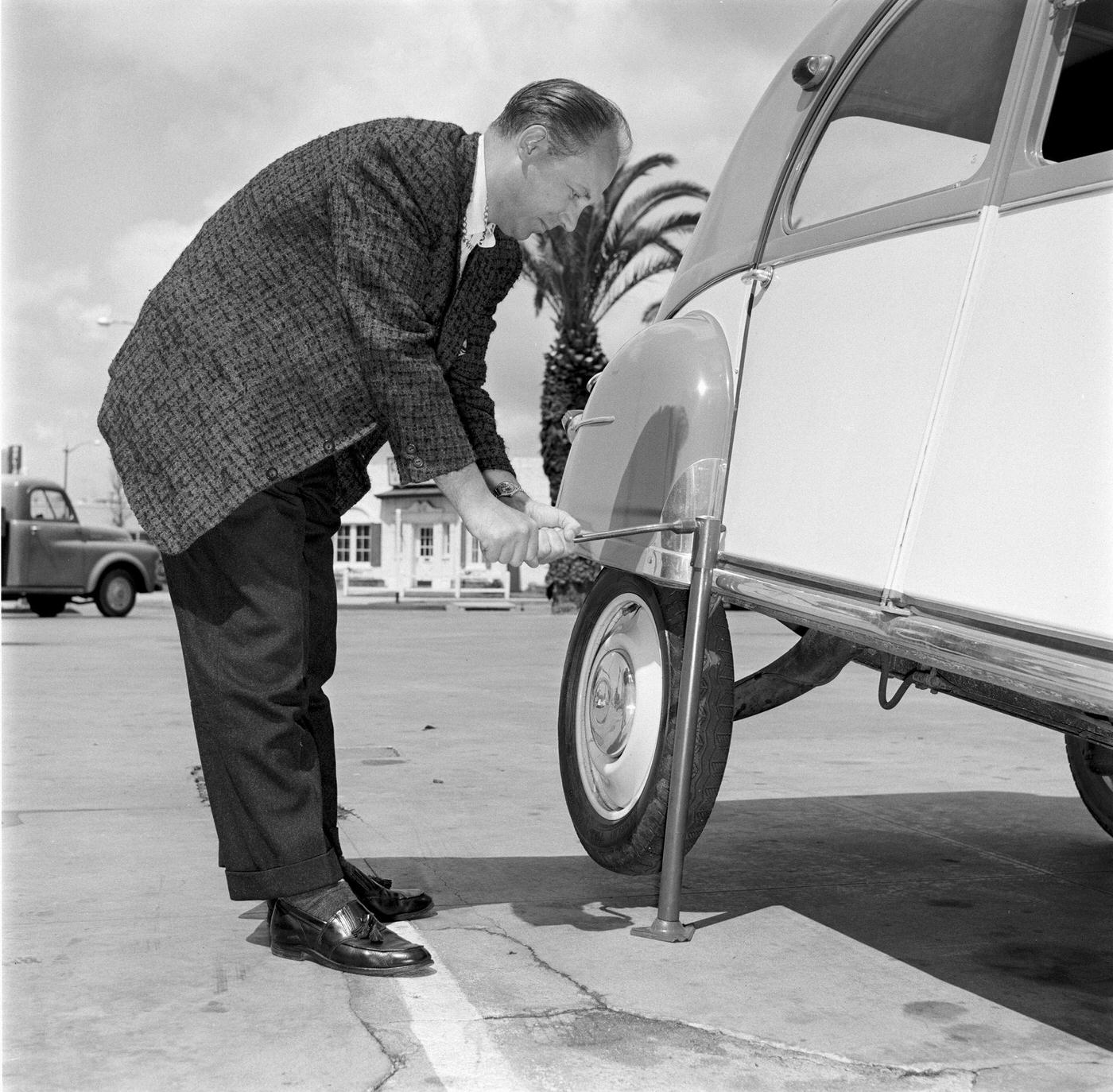 Motor Trend Editor Demonstrates Jacking a 1955 Citroen 2CV, 1955.