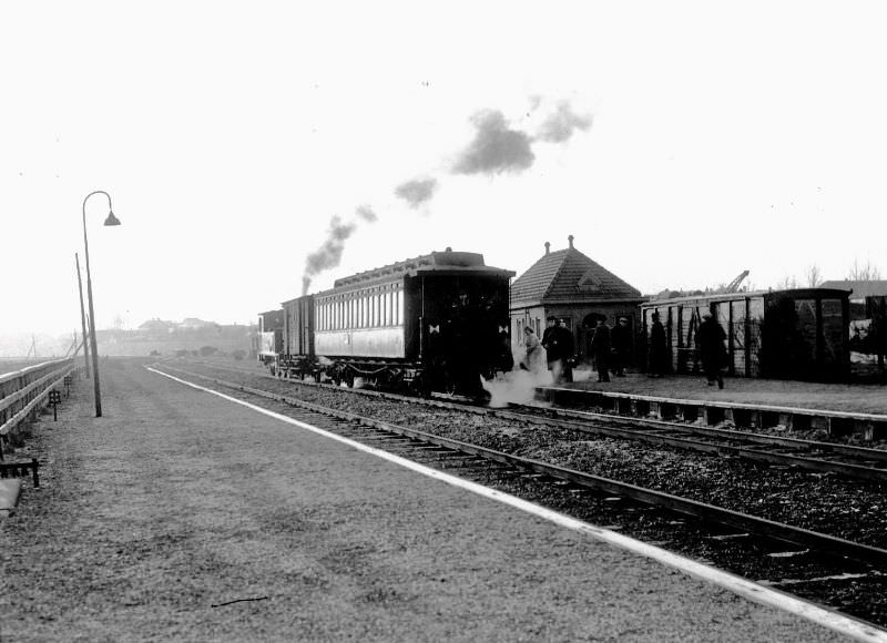 A standard train waiting for Nieuwersluis. Due to the strong backlight on this February day, it is somewhat difficult to see, but for this line there is a lot of crowds on the platform, February 22, 1950