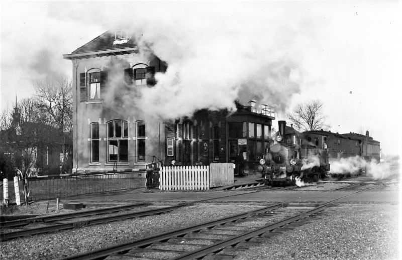 The 7001 departs from Amstelveen station in an impressive way. Given that he is on the right track, he will head towards Aalsmeer, February 22, 1950