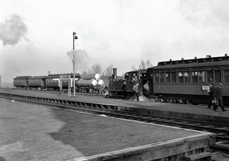 The 7003 is ready for the train to Amsterdam, blowing small clouds of smoke over the platform, Uithoorn, February 22, 1950