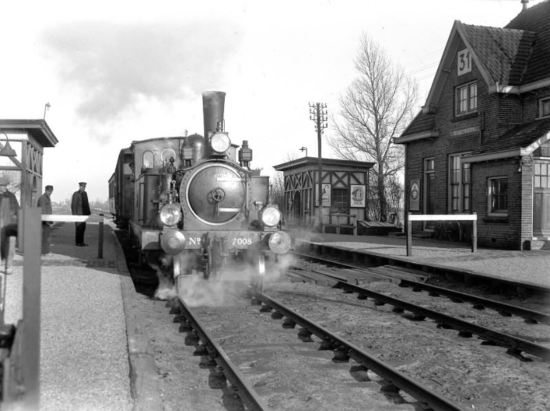 The 7008 puffing in Bovenkerk. The train, again assembled according to the 1+1 standard, is on its way to Aalsmeer, February 22, 1950