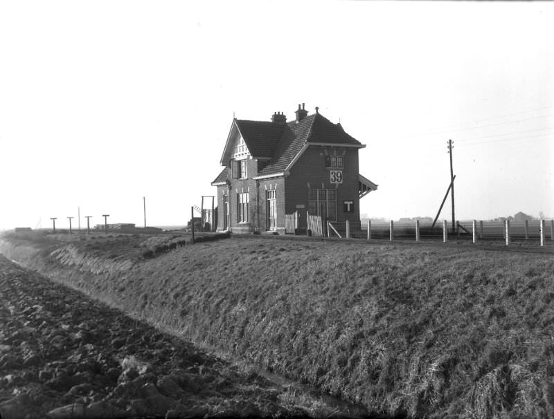 The station Legmeerpolder is lonely in the thick black clay - so no stop, February 22, 1950. This station was also in service until September 1950. It was demolished in 1963