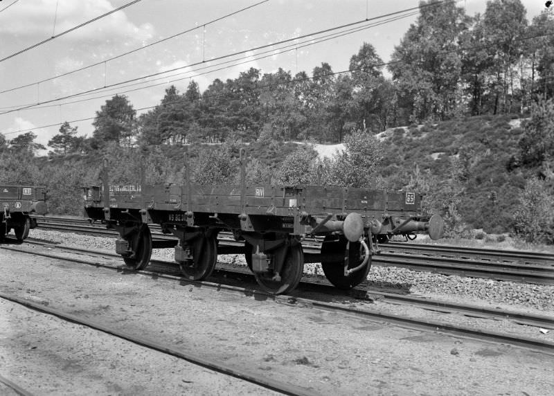 A loose three-axle marble carrier car at the Maarn Goederen yard. The car carries the code 92316mw and can load 30 tons of the precious stone, July 16, 1951