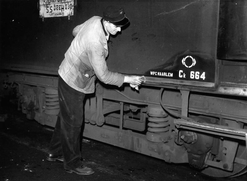 The carriage cleaner in the Amsterdam Werkplaats Zaanstraat, October 29, 1951