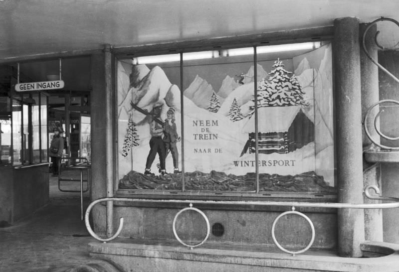 Advertisement along the first platform of Station Utrecht Centraal, February 8, 1954