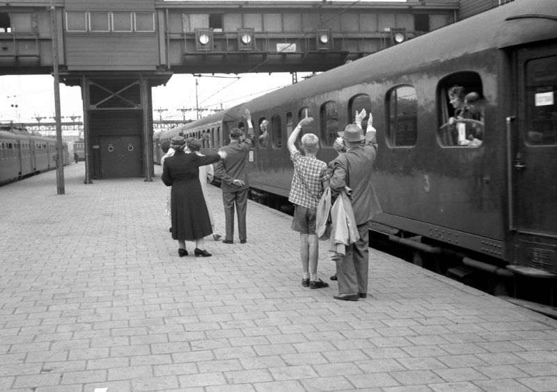 Goodbye to acquaintances, family and loved ones at a departing train on track 8a (then- 3rd platform west side) on the D train drawn by an 1100 to Paris, De Wallen, 1955