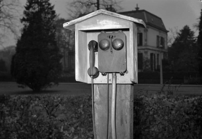 The service telephone with which the drivers could contact the signal posts along the track and at stations, Velp, November 13, 1956