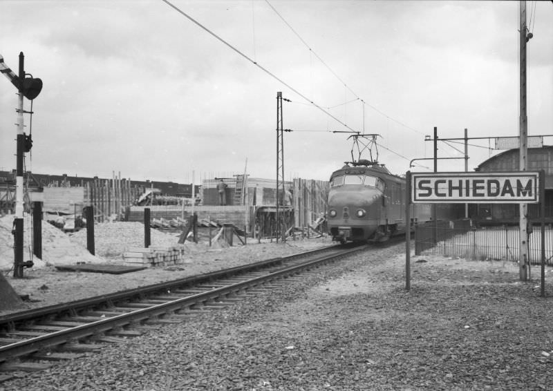 A Hondekop no.747 departing from the old station, Schiedam, June 12, 1958