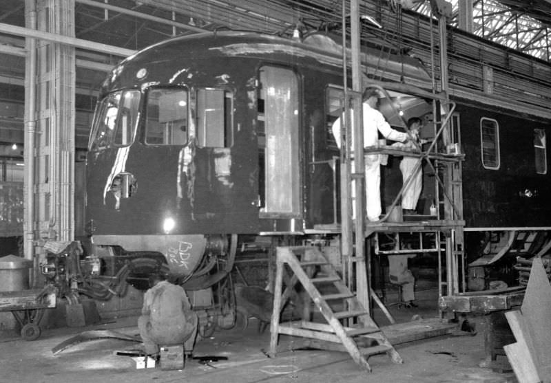 The BDk 806 in the Hoofdwerkplaats Haarlem was being finalized in order to be able to send the train set material '40 back into service as good as new, October 20, 1959
