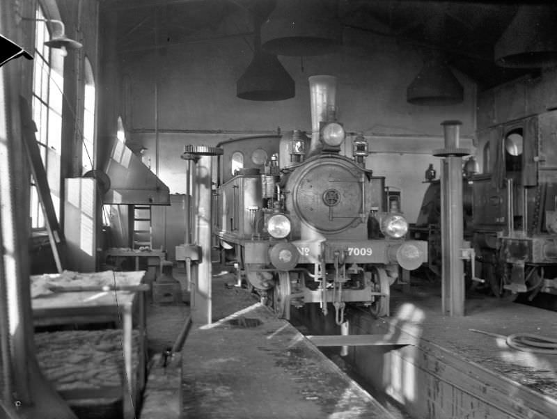 Into the locomotive shed, where the 7009 has been stored cold above the pit for maintenance or repair of a small defect. On the right is the 7706, a type that was also used on the Haarlemmermeer lines, February 22, 1950