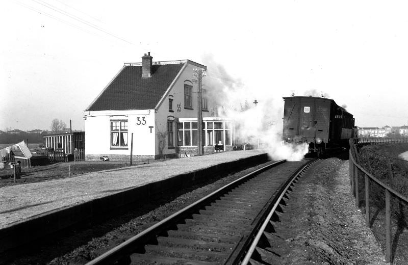 On the way to Amsterdam, just such a standard composition passes one of the many guard houses along the track. It is no.33 on the Karselaan in Amstelveen, circa 1950