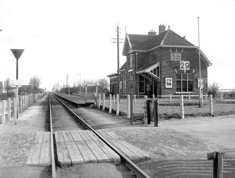 Oosteinde station is opened in 1915. In 1930, to avoid confusion with a nearby hamlet, the name was changed to Aalsmeer Oost. Goods traffic was still possible until 1972, after which the last remnant was also broken up, circa 1950