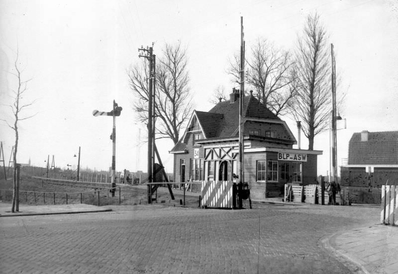 Such a "multifunctional" building was not very common at the HESM Look south from the Amsterdamseweg in Amstelveen, February 22, 1950. This stop was last operated in September 1950. The building was demolished in 1986