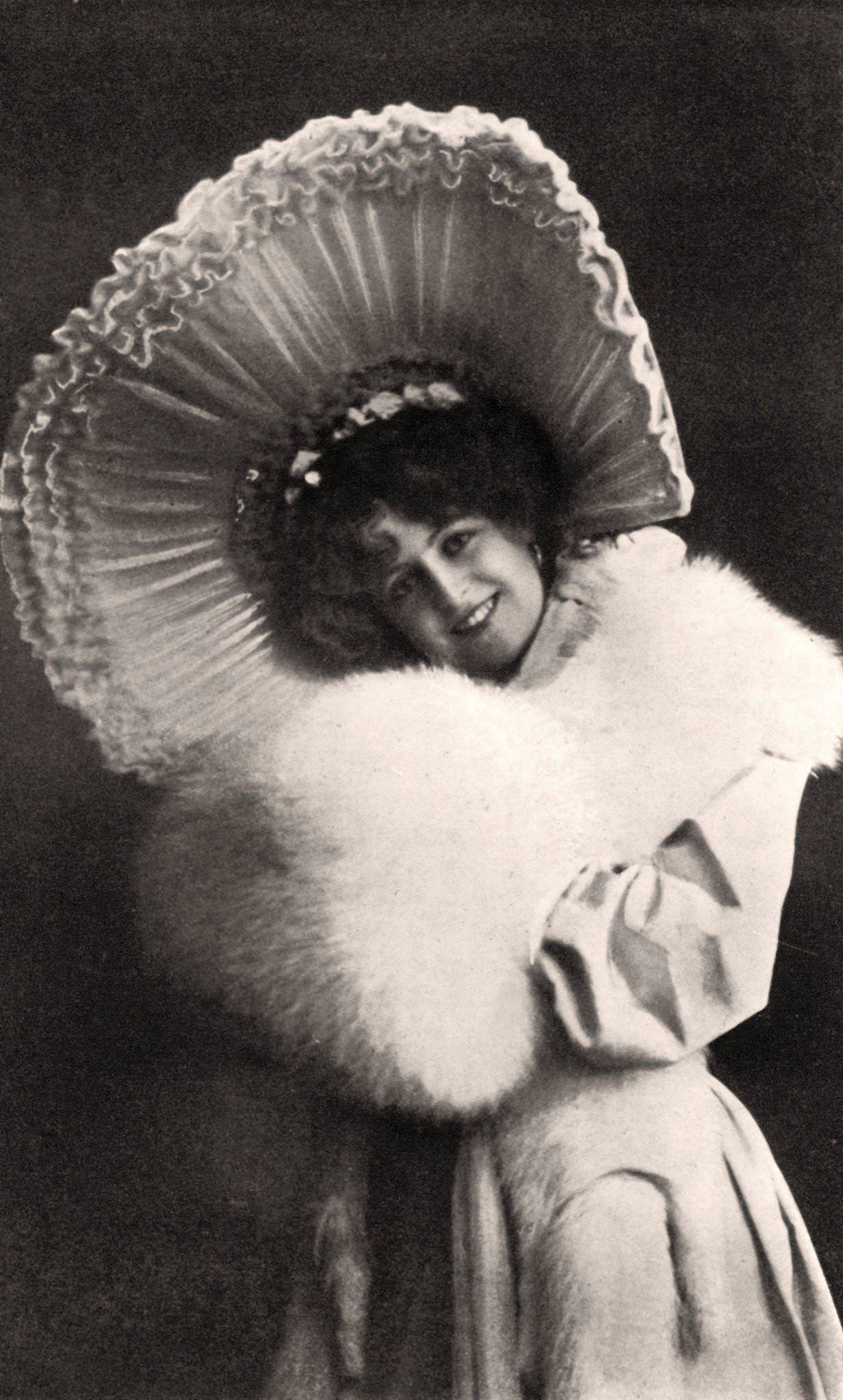 Marie Studholme looks stunning in her fashionable hat and attire