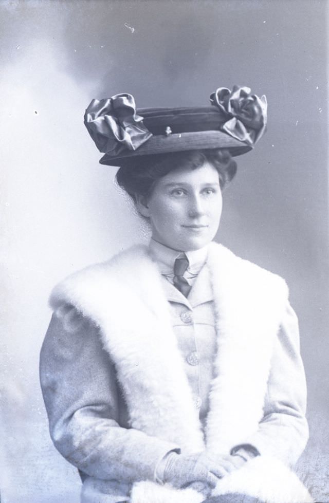 Mrs Saunders poses for a portrait on November 20, 1907