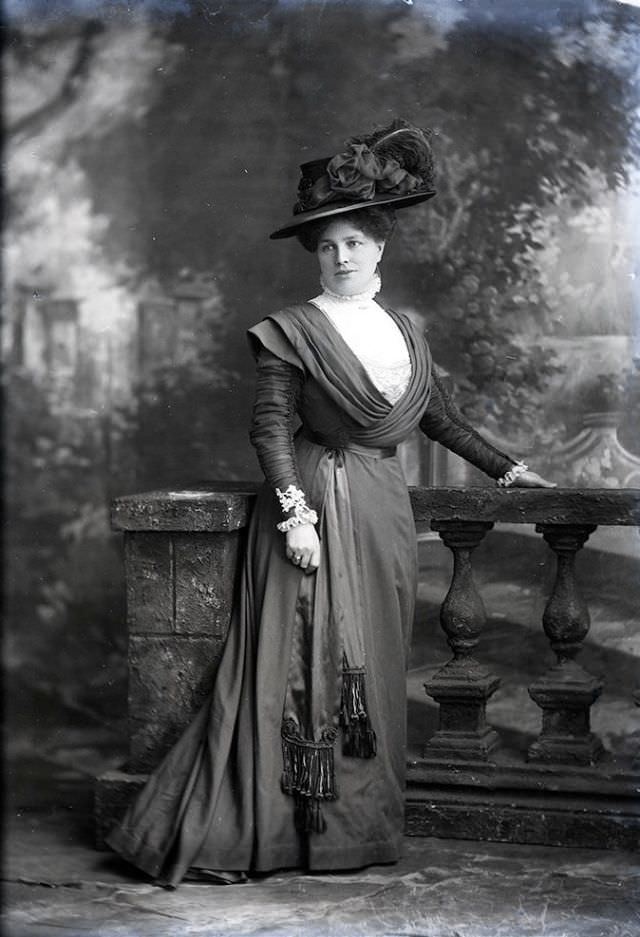 Mrs Saunders poses for a portrait on November 20, 1907