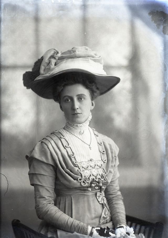 Miss Rowe poses for a portrait on November 16, 1908