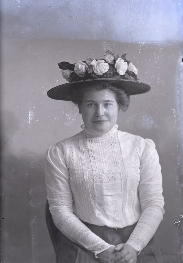 Miss L Lawerence poses for a portrait on August 20, 1910