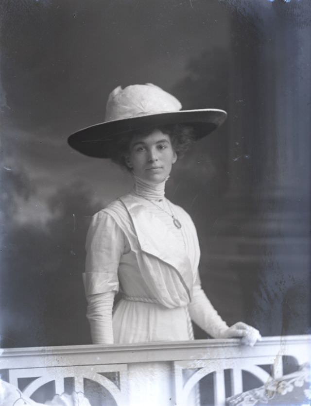 Miss Benns and Miss Garnett pose for a portrait on December 8, 1911 and September 21, 1911 respectively