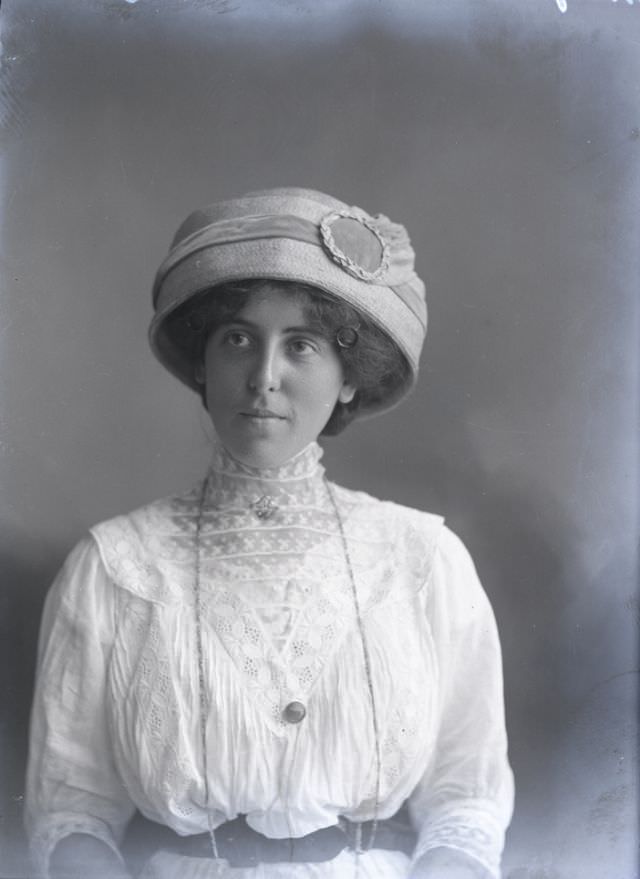 Miss Remmington poses for a portrait circa 1900s
