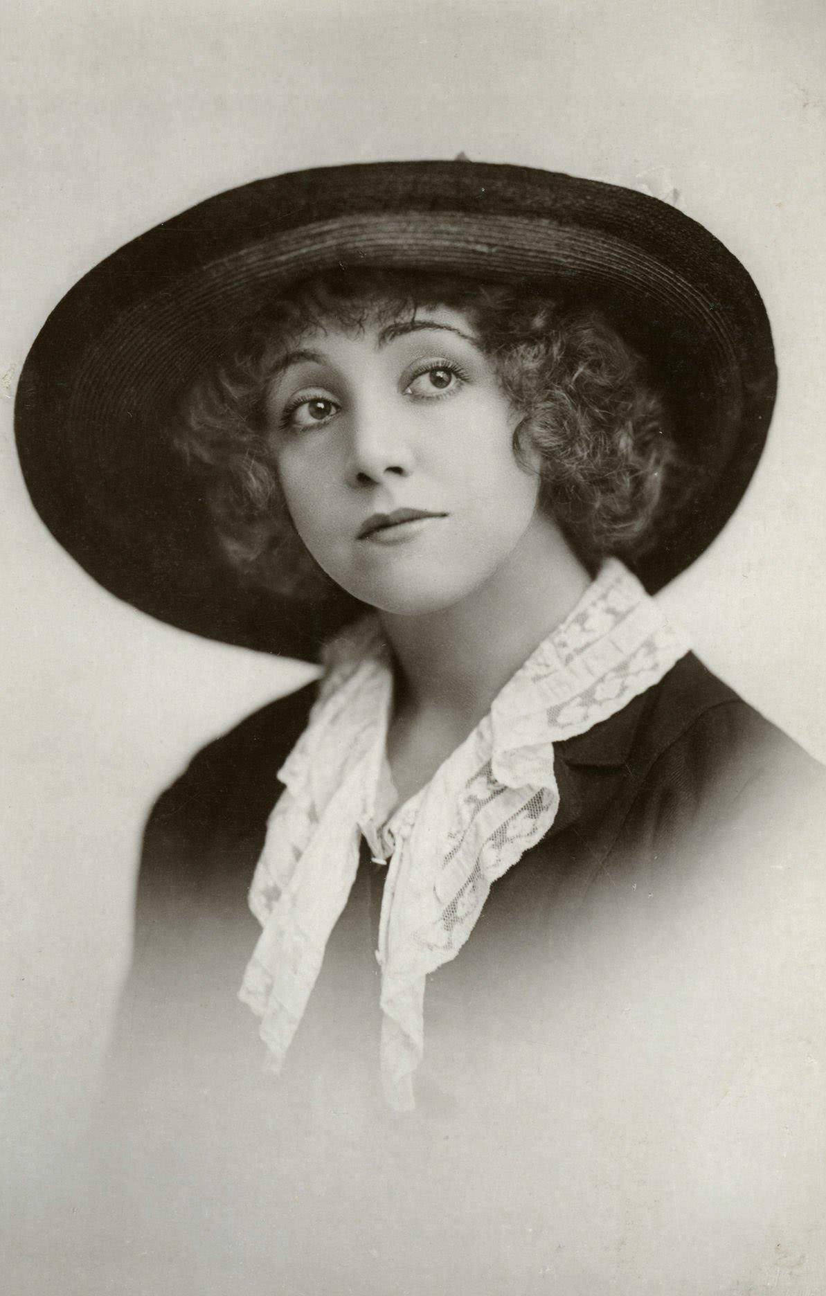 Laurette Taylor looks stunning in her portrait from 1905