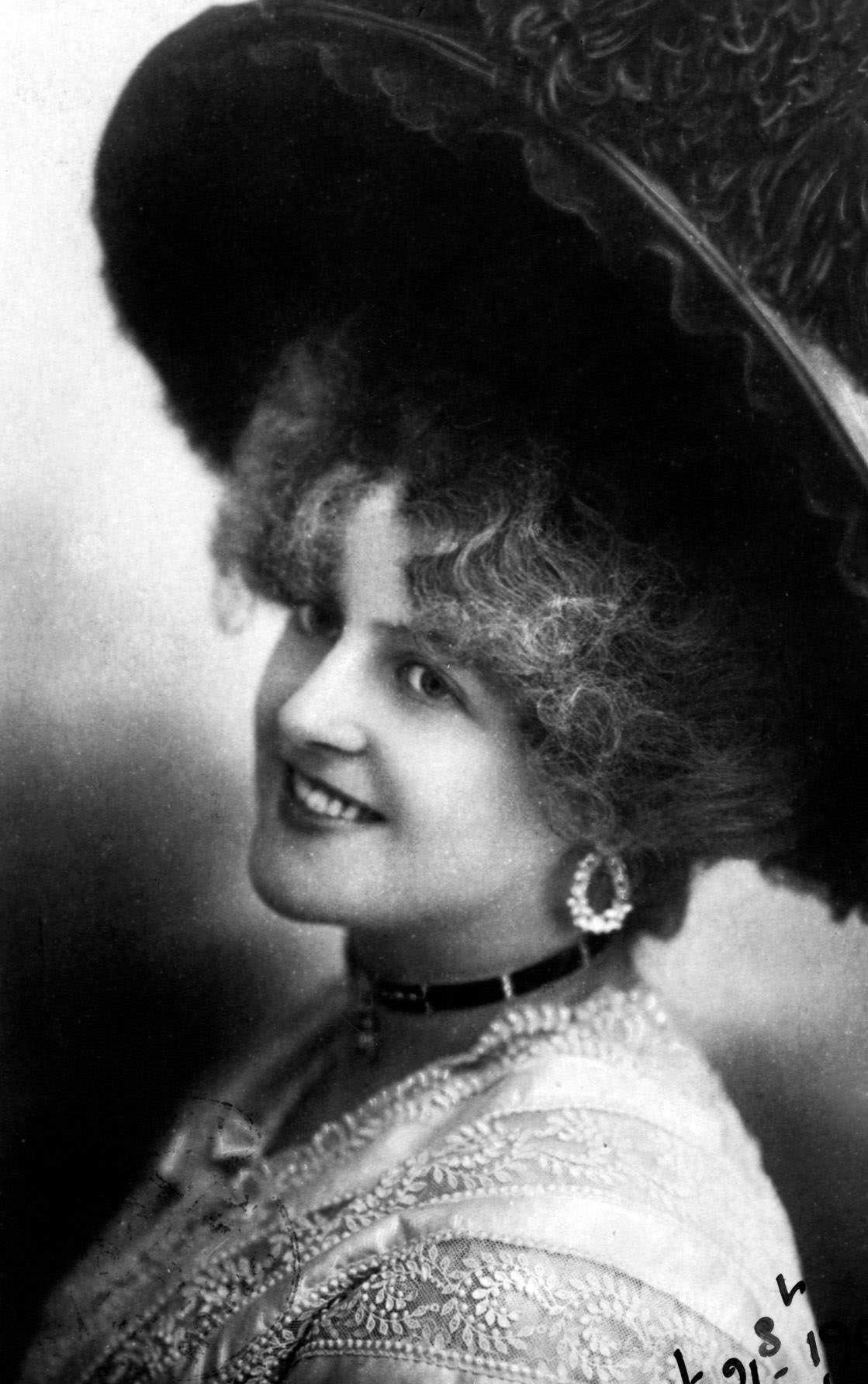 Laurette Taylor looks stunning in her portrait from 1905