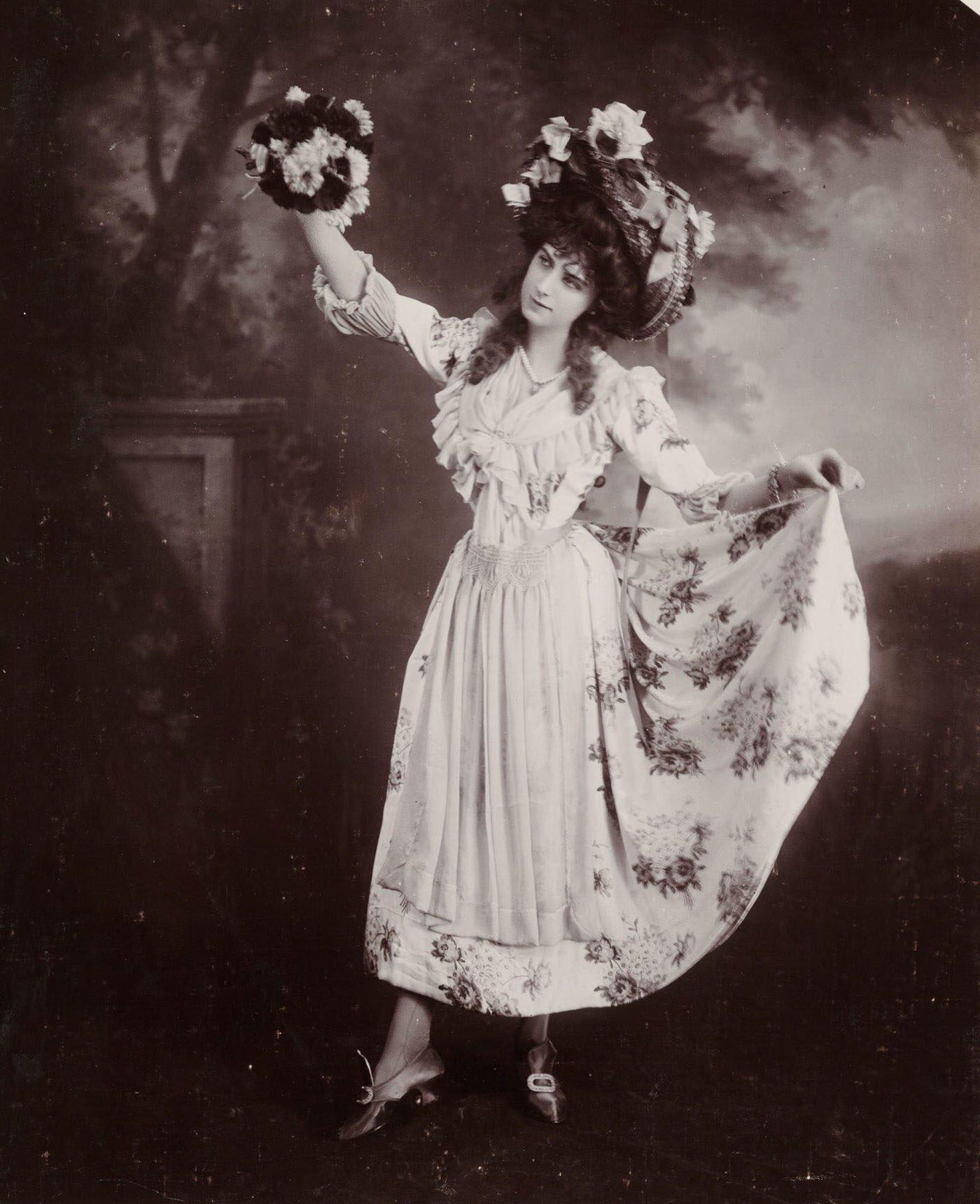 A lovely Edwardian woman holding flowers in a portrait from 1900