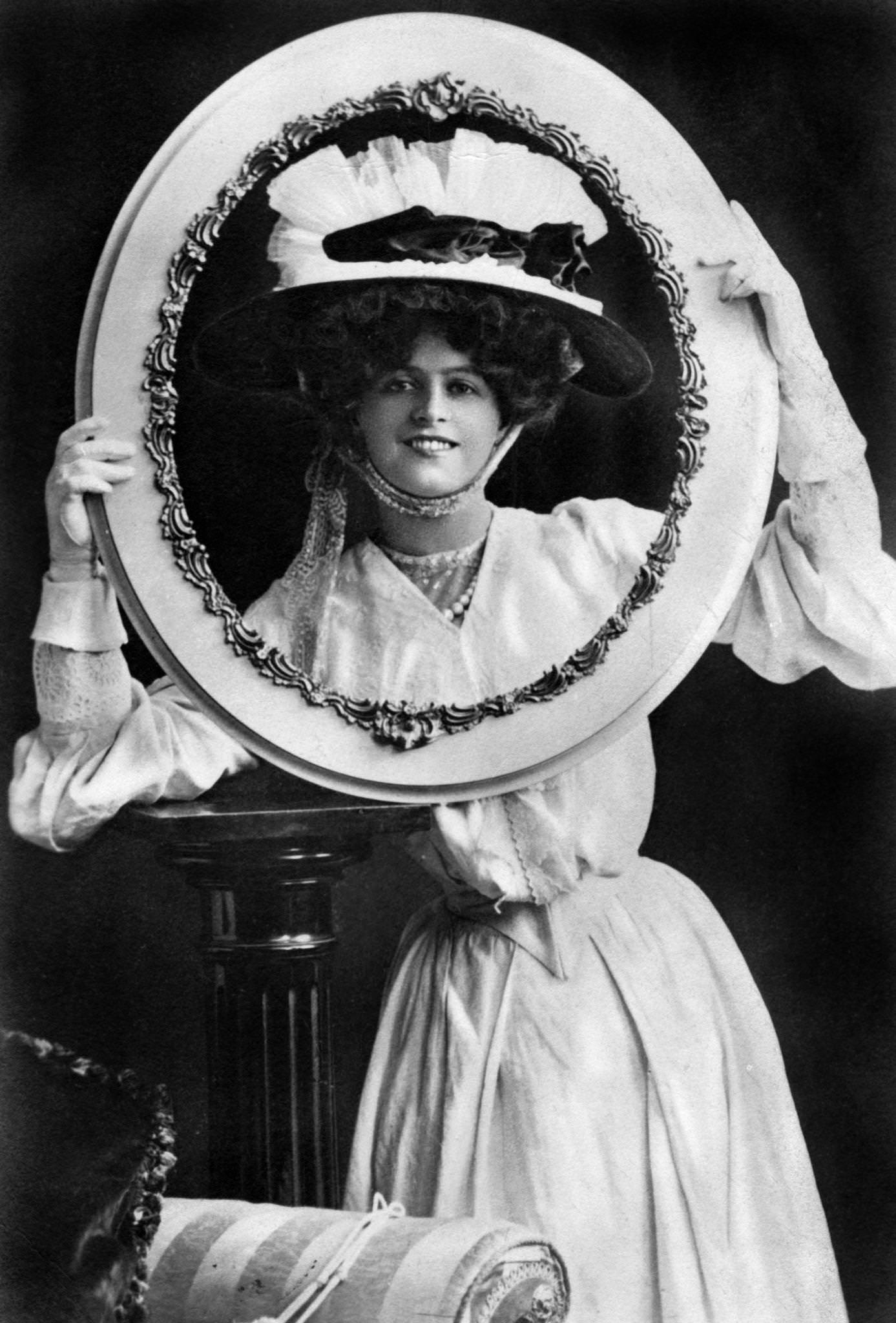 Marie Studholme poses for a portrait in 1904