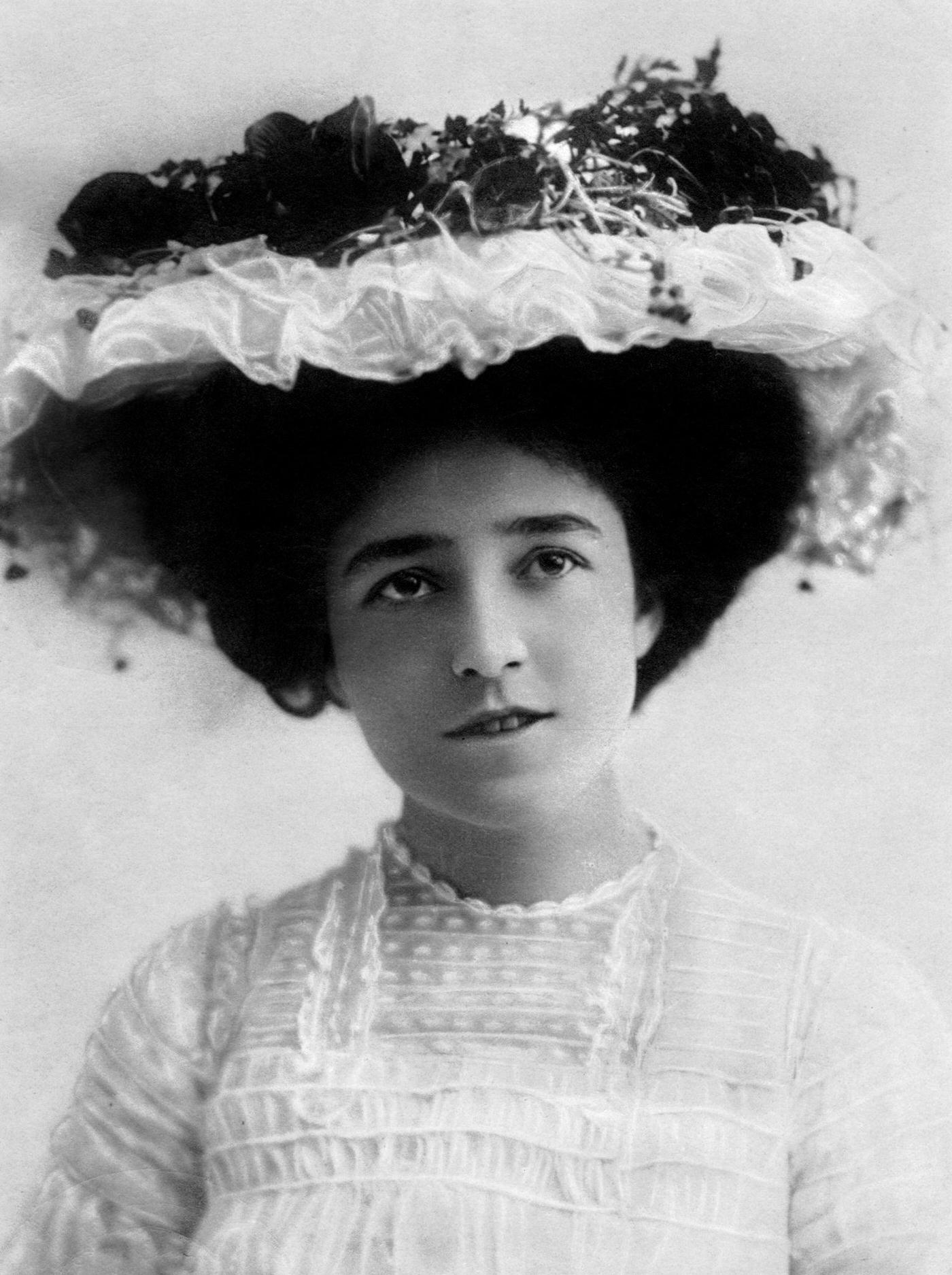 Madge Crichton poses elegantly for a portrait in 1904