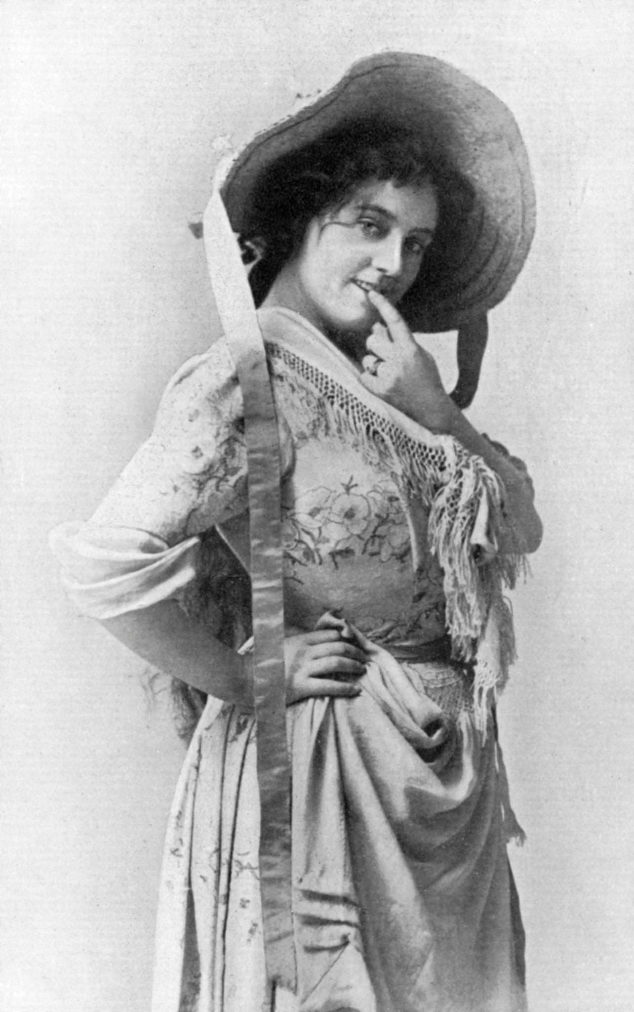 Evie Greene, an English actress and singer, poses for a portrait in 1902