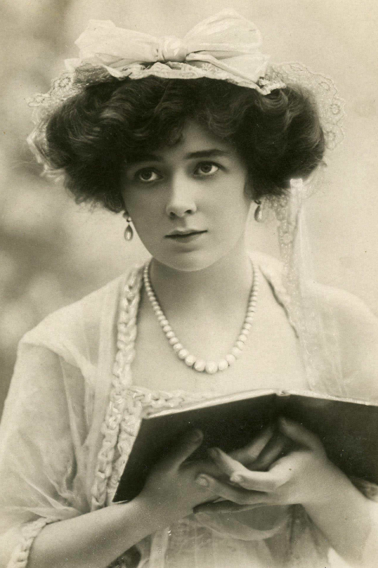 Hilda Coral, a British actress, poses for a portrait in 1900