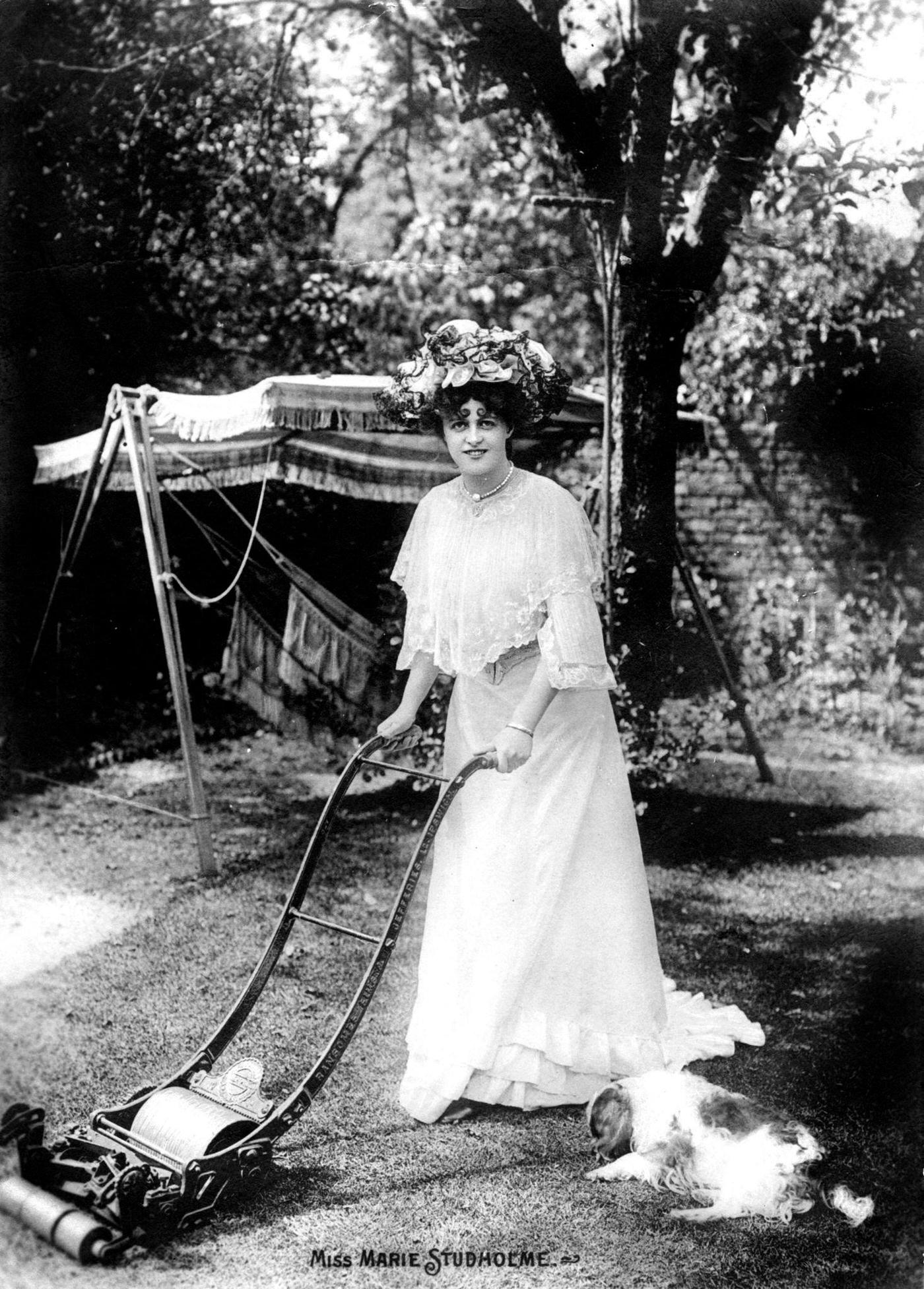 Marie Studholme poses elegantly for a portrait in the early 1900s