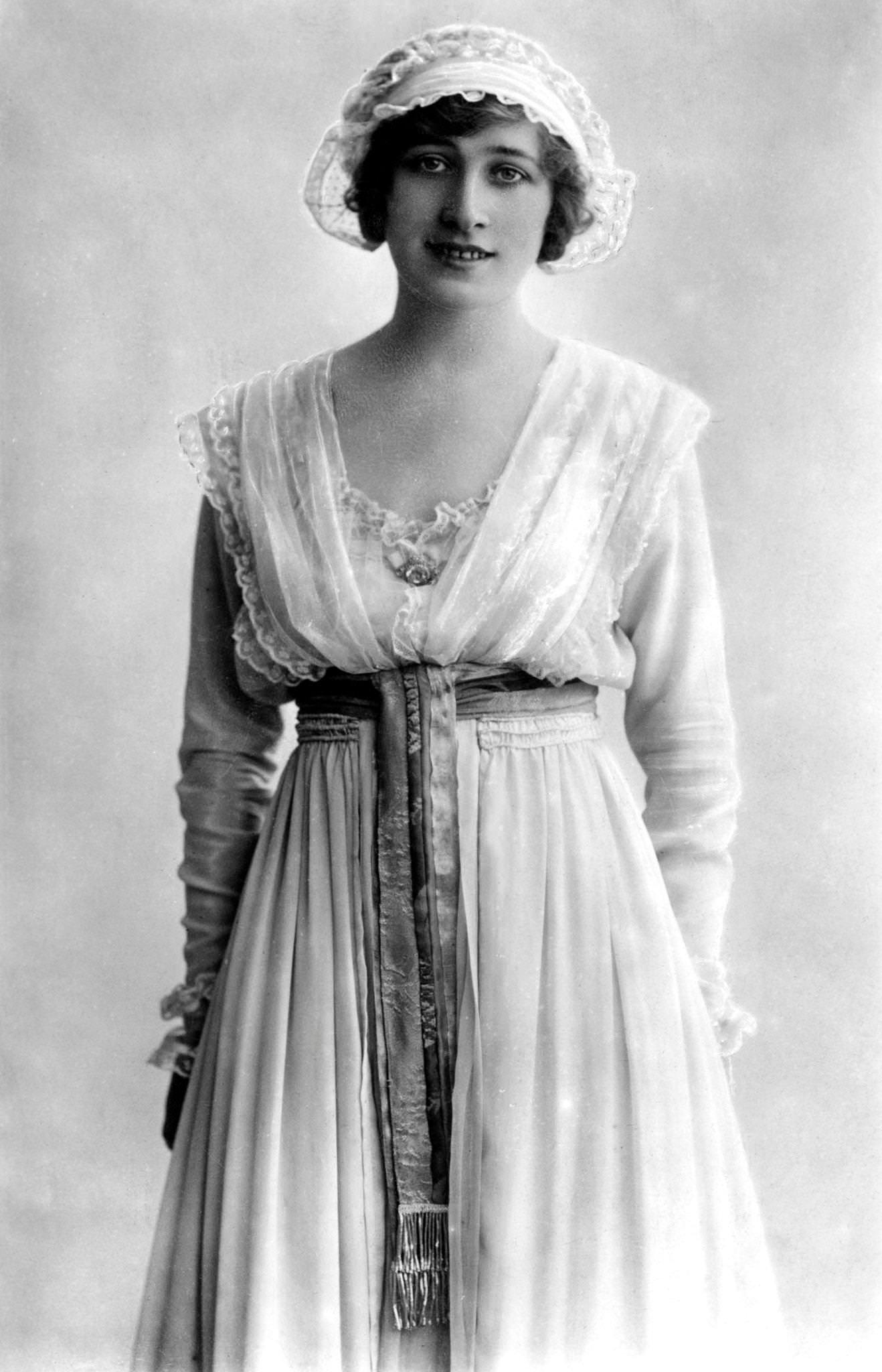 Phyllis Dare poses for a portrait in the early 1900s