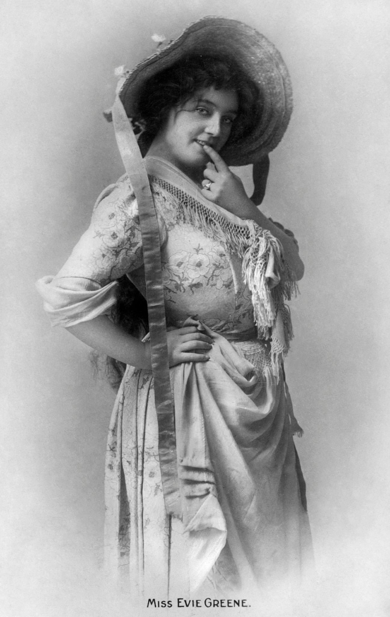 Edna May poses for a portrait in the early 1900s