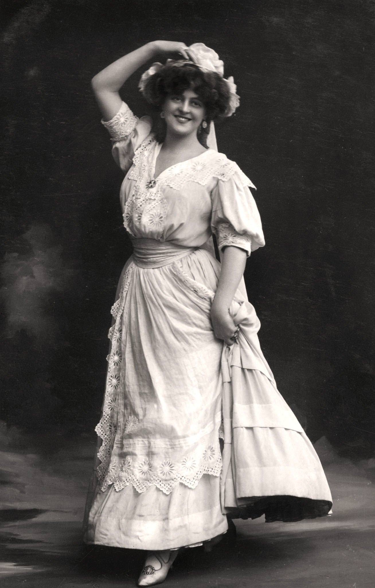 Evie poses for a portrait in 1905