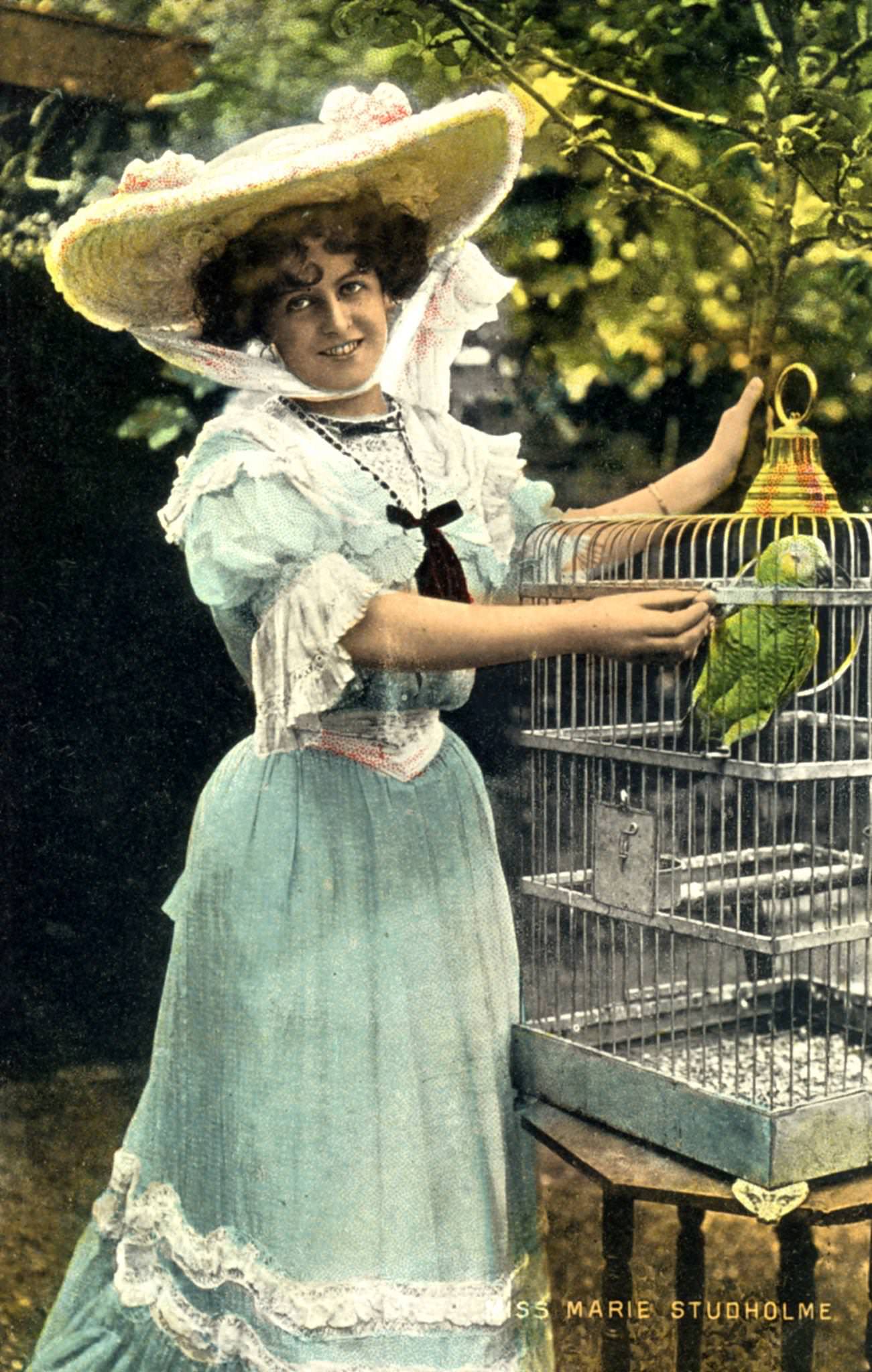 Marie Studholme poses for a portrait in 1904