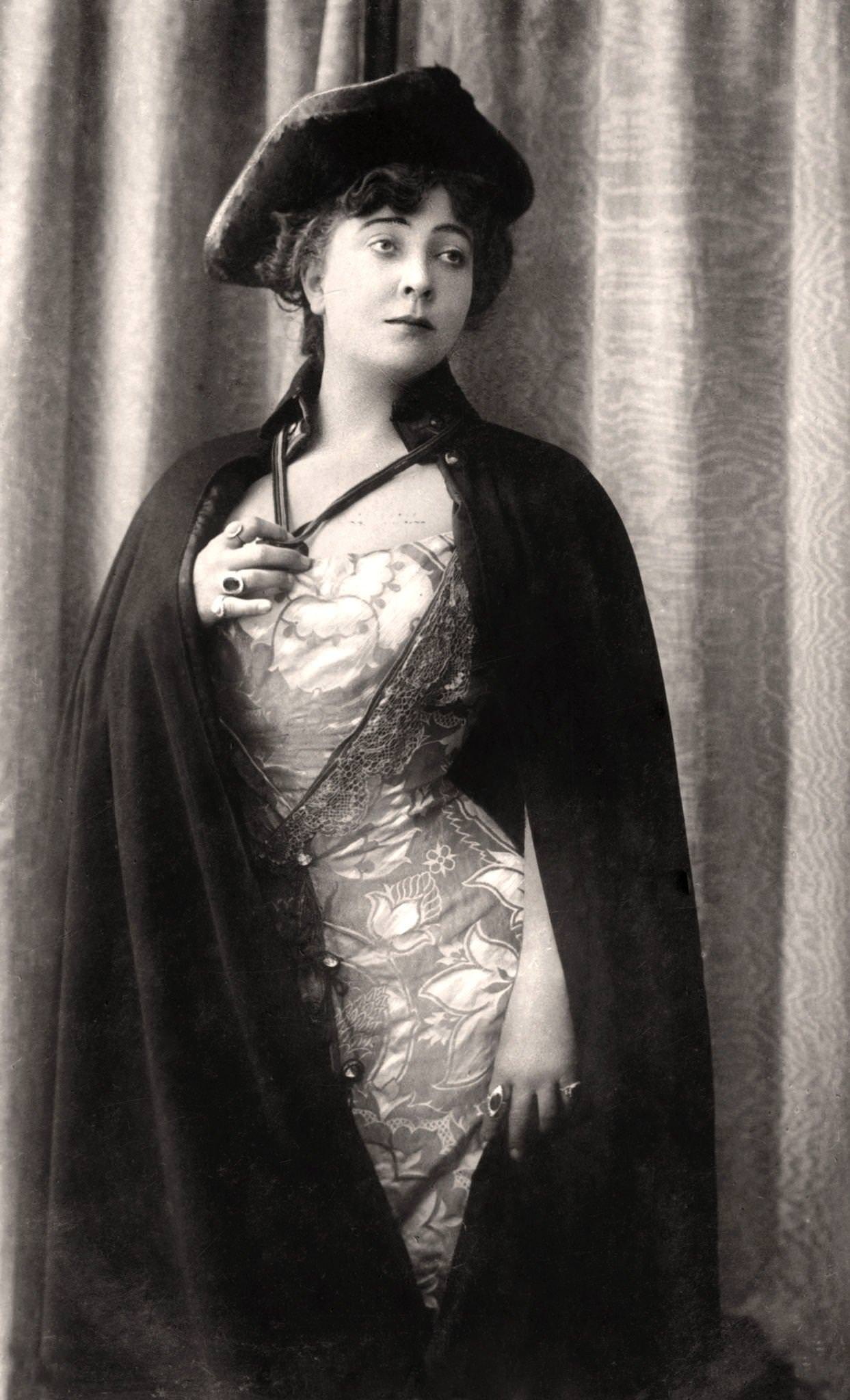 Marie Studholme poses for a portrait in 1904