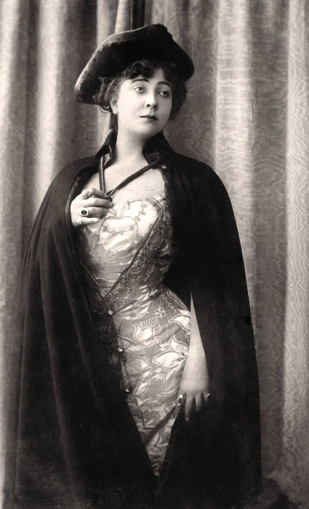 Olga Nethersole poses for a portrait in 1904