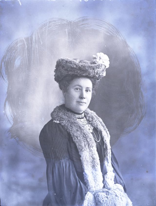 Mrs Courtenay Lewis poses for a portrait on December 7, 1905